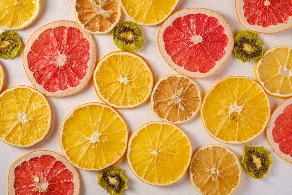 Sliced oranges grapefruit and kiwi fruit 3471790