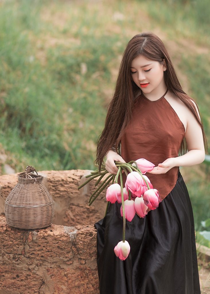Woman holding pink tulips 1386604